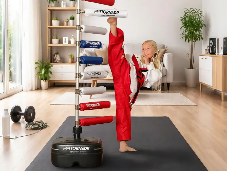 Kind trainiert Taekwondo-Kicktechnik